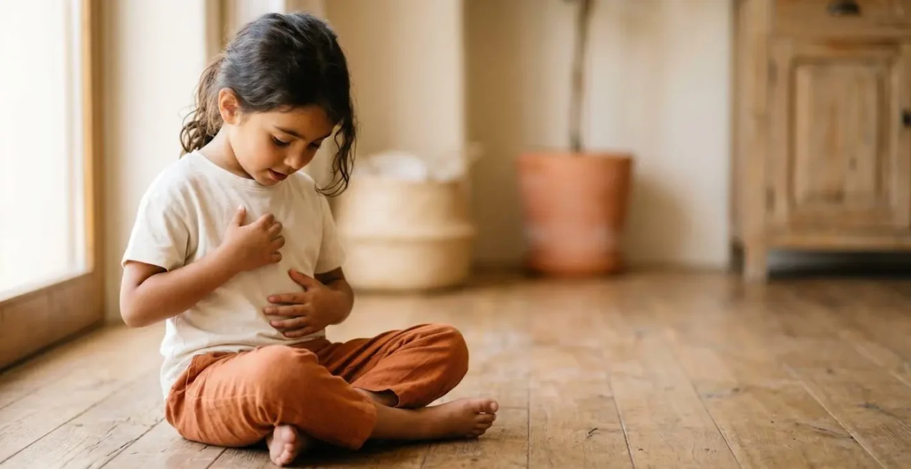 Niño curioso de seis años aprendiendo sobre su cuerpo de forma lúdica y educativa