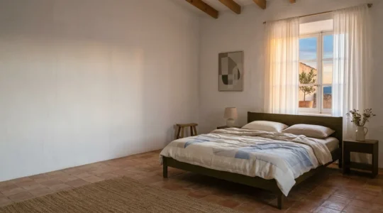 Ambiente tranquilo de dormitorio infantil con luz tenue al atardecer que simboliza las rutinas de sueño saludables para niños