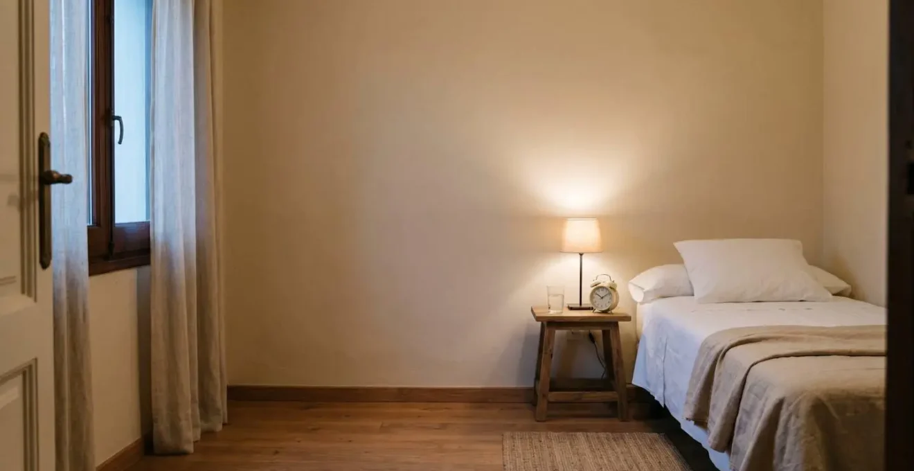Habitación de adolescente español preparada para un descanso nocturno óptimo que favorezca la consolidación de la memoria