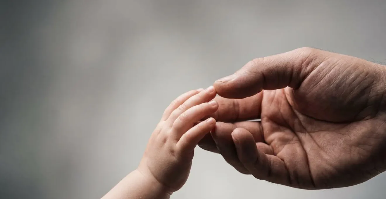Concepto visual de neuronas espejo mostrando conexión emocional entre padre e hijo durante momento de calma