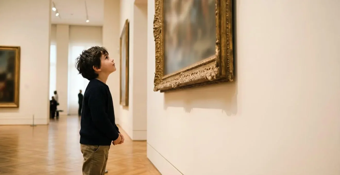 Niño español contemplando expresiones faciales en obras de arte clásico en museo