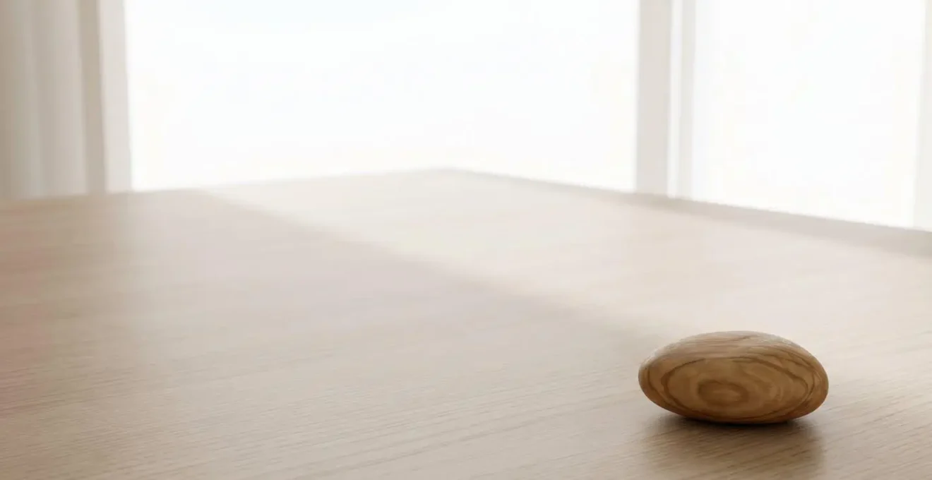 Vista amplia minimalista de un escritorio con un único elemento en foco en primer plano y espacio negativo dominante, simbolizando equilibrio entre detalle y visión global